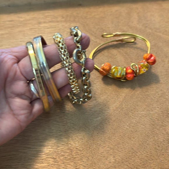 Lot of 5 Gold Tone Bracelets, Bangles, 1 Vintage one with beads - Picture 2 of 3